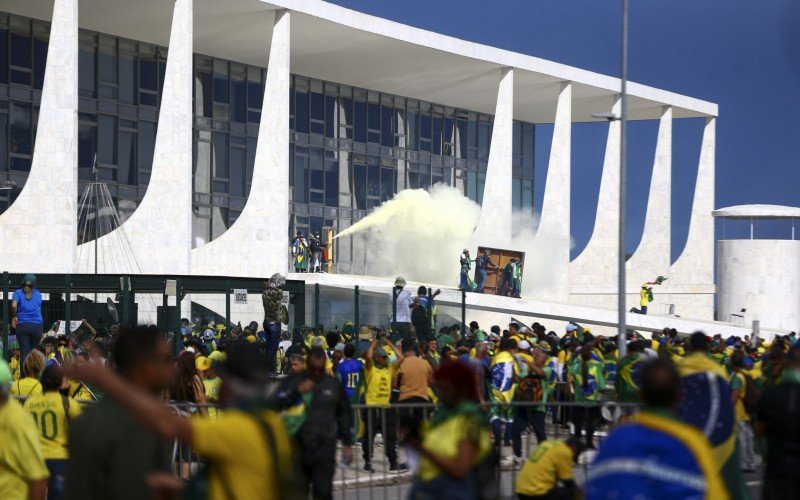 Manifestantes invadem Congresso, STF e Palácio do Planalto.