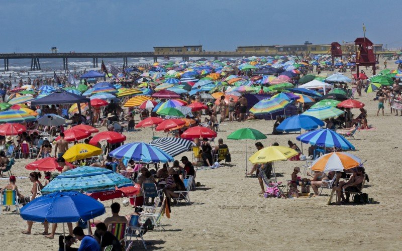 Veranistas costumam permanecer por mais tempo na beira-mar durante o período com horário de verão  | abc+