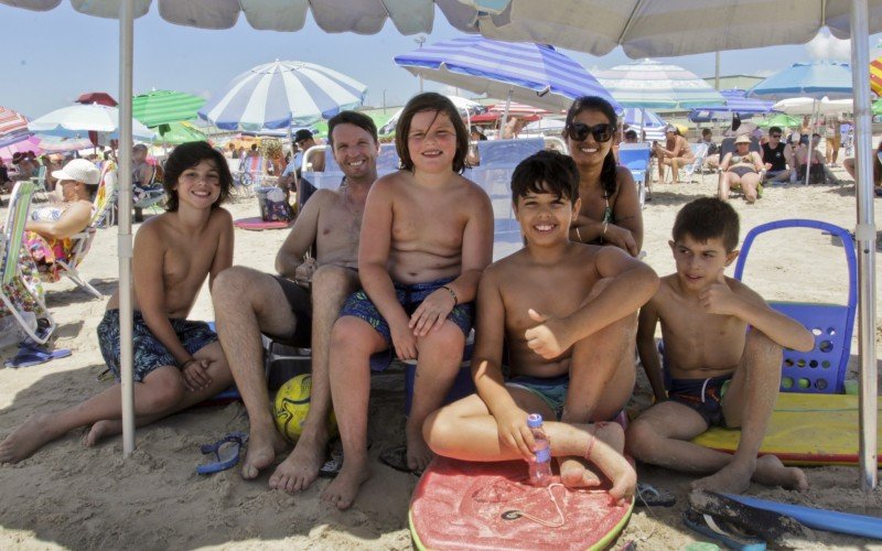 Cassiana e Márcio Barth, de Araricá, com os quatro filhos