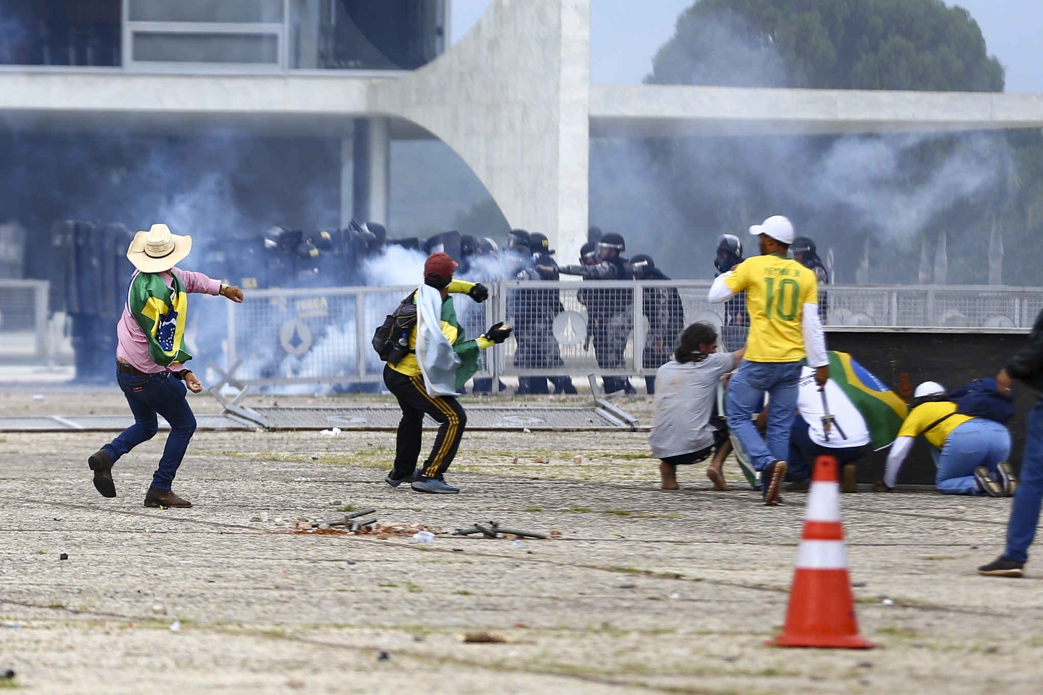 Bolsonaro se pronuncia sobre atos de vandalismo e invasões em Brasília neste domingo