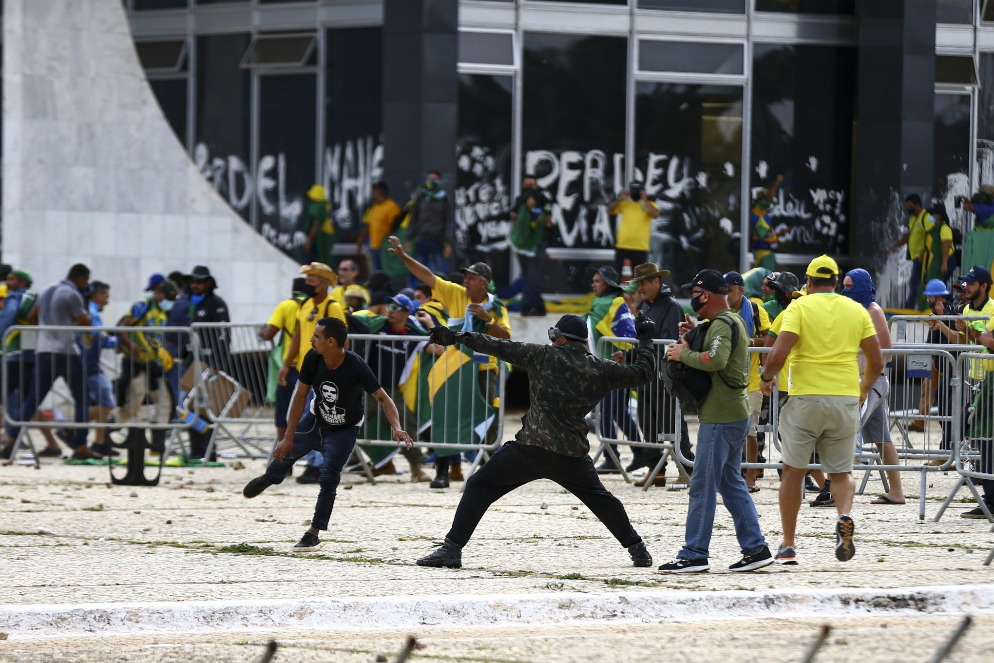 Veja fotos das invasões às sedes dos Três Poderes neste domingo