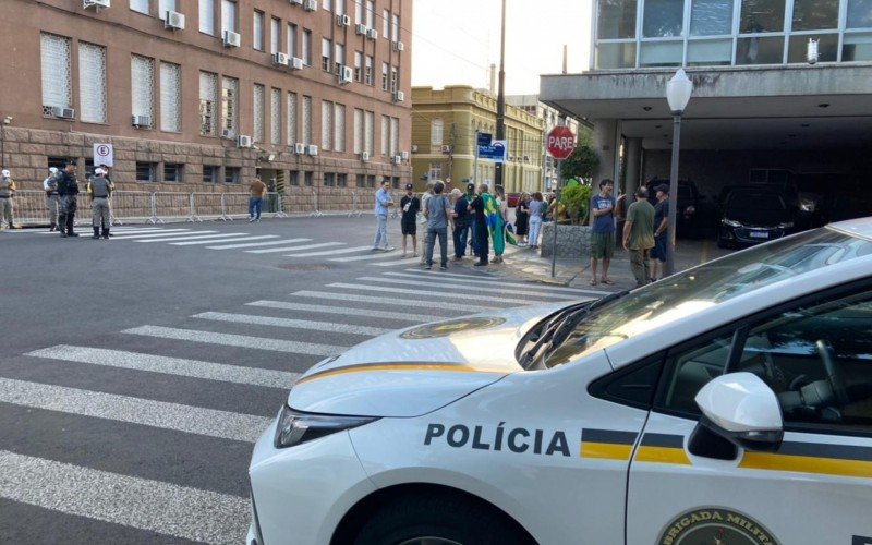 Um pequeno grupo de apoiadores do ex-presidente Jair Bolsonaro (PL) segue na Rua 7 de Setembro, próximo à sede do Comando Militar do Sul