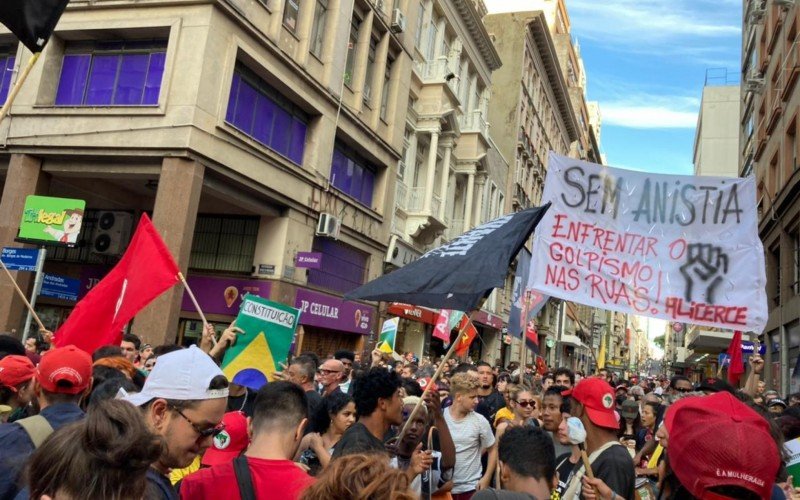 Manifestantes realizam ato em defesa da democracia em Porto Alegre