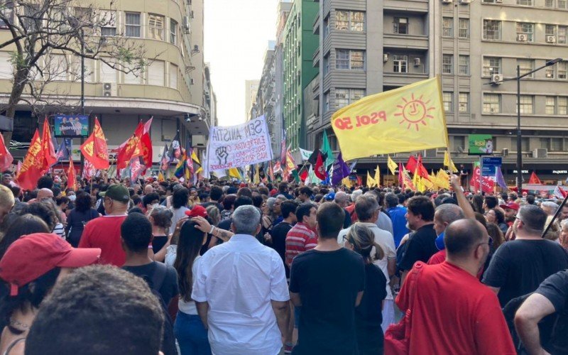 Manifestantes realizam ato em defesa da democracia em Porto Alegre