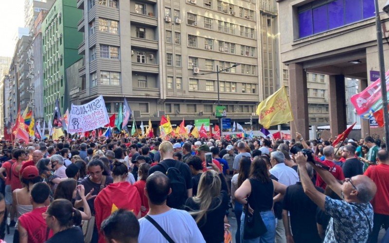 Manifestantes realizam ato em defesa da democracia em Porto Alegre