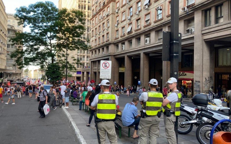 Manifestantes realizam ato em defesa da democracia em Porto Alegre