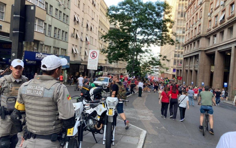 Manifestantes realizam ato em defesa da democracia em Porto Alegre