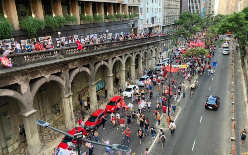 Manifestantes passaram pela Avenida Borges de Medeiros, em Porto Alegre, em ato pela democracia nesta segunda-feira (9)