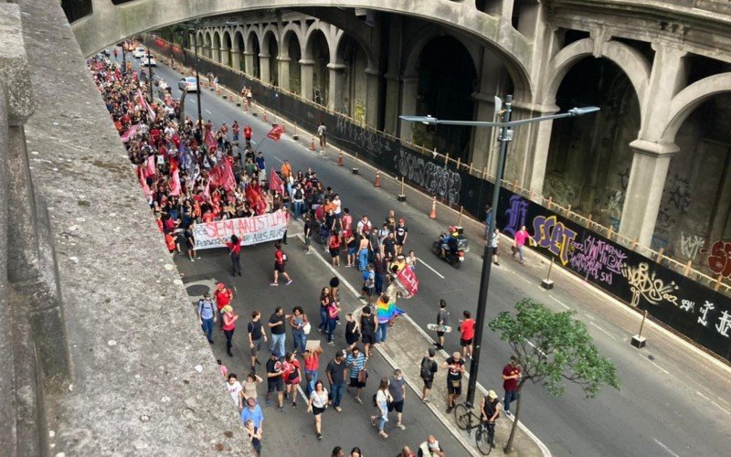 Manifestantes passaram pela Avenida Borges de Medeiros, em Porto Alegre, em ato pela democracia nesta segunda-feira (9)
