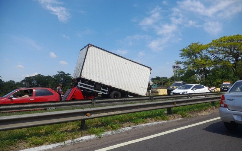 Motorista de caminhão de São Leopoldo sofre acidente na BR-116