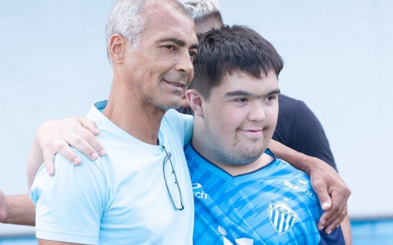 Romário esteve no Estádio do Vale, em Novo Hamburgo, no domingo e tirou fotos com os fãs