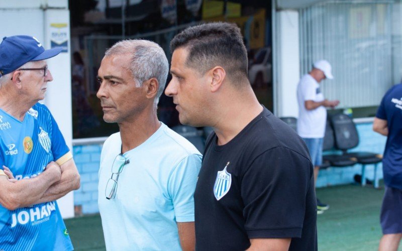 Romário esteve no Estádio do Vale, em Novo Hamburgo, no domingo e tirou fotos com os fãs
