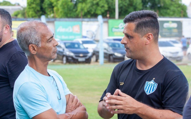 Romário esteve no Estádio do Vale, em Novo Hamburgo, no domingo e tirou fotos com os fãs