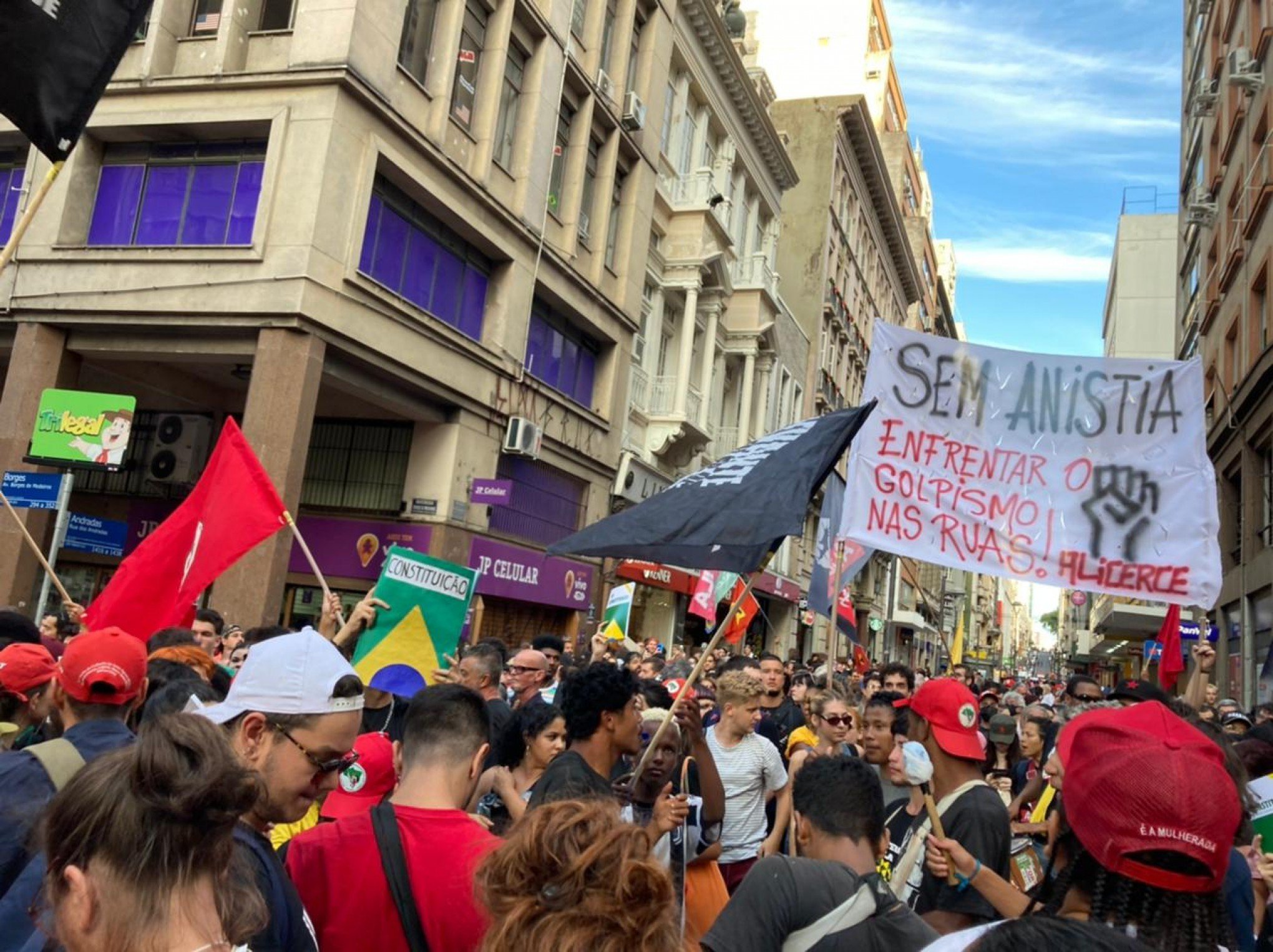 Manifestantes realizam ato em defesa da democracia em Porto Alegre