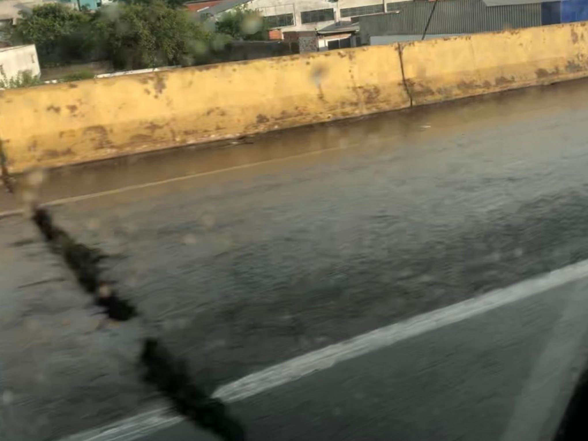 Asfalto da BR-116 perde vedação e preocupa motoristas que passam por trecho de São Leopoldo