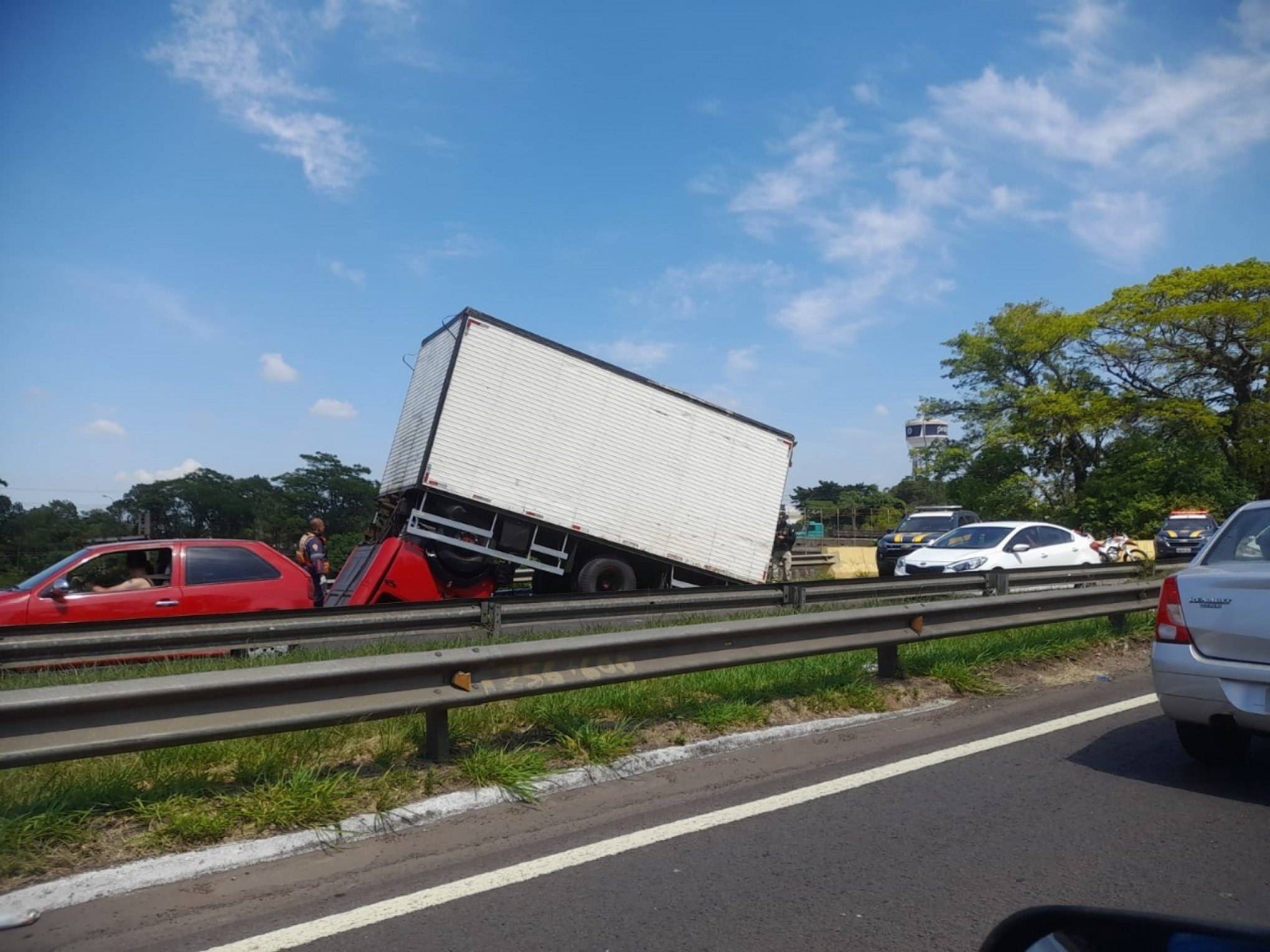 Motorista de caminhão de São Leopoldo sofre acidente na BR-116