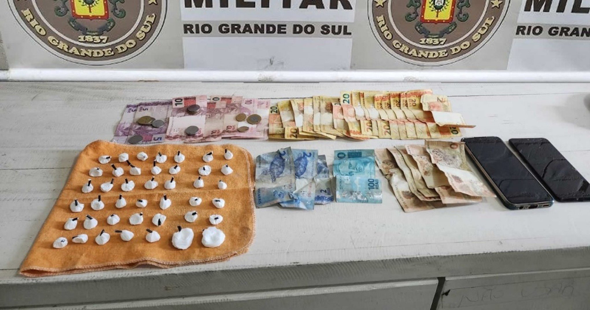 Homens são presos com mais de 40 buchas de cocaína dentro de uma meia em Canela