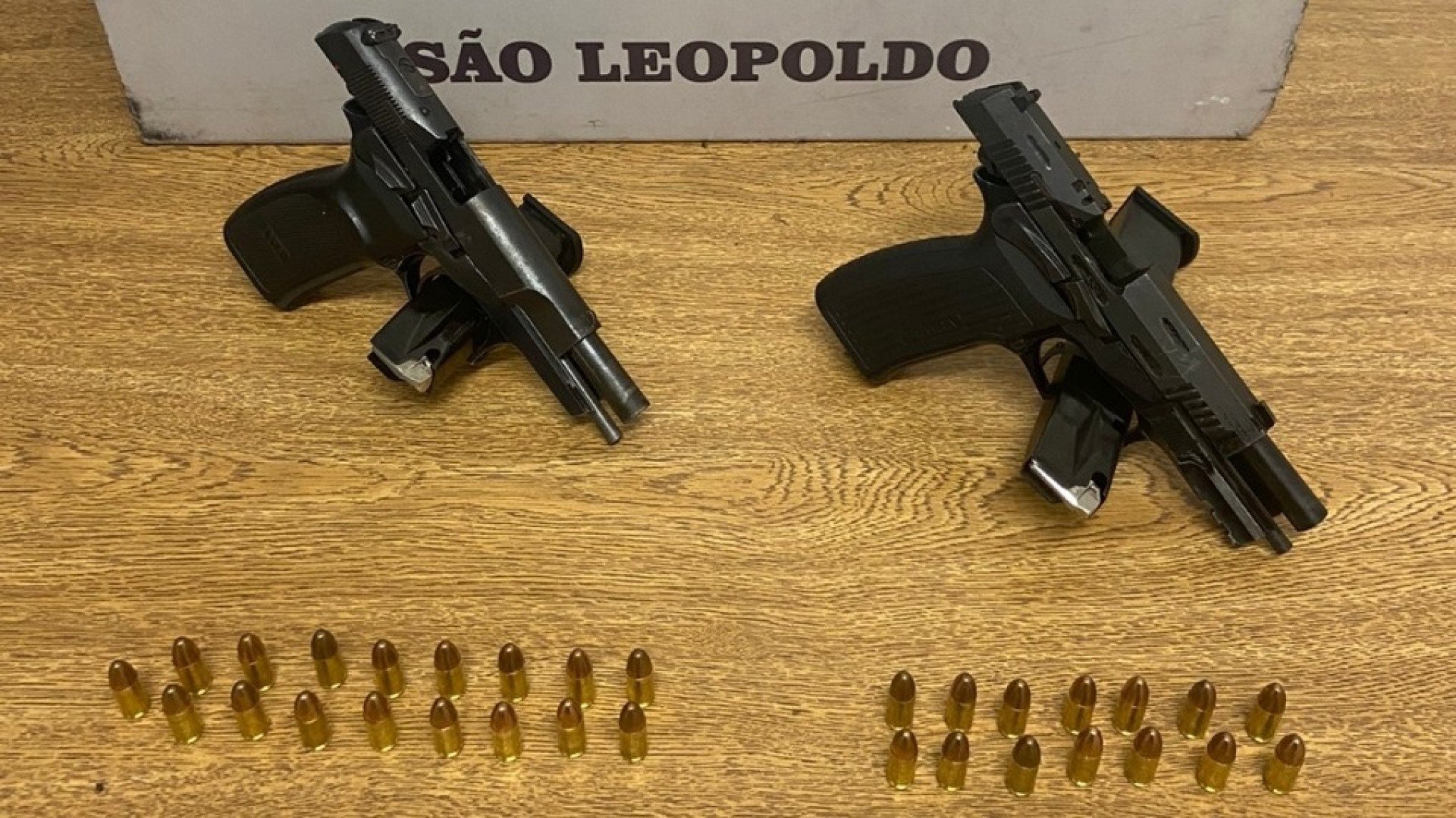 Brigada Militar de São Leopoldo prende homem e apreende duas armas