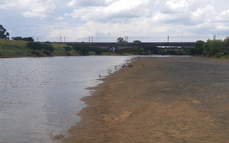 Falta de chuva afeta captação de água do Rio dos Sinos para agricultura