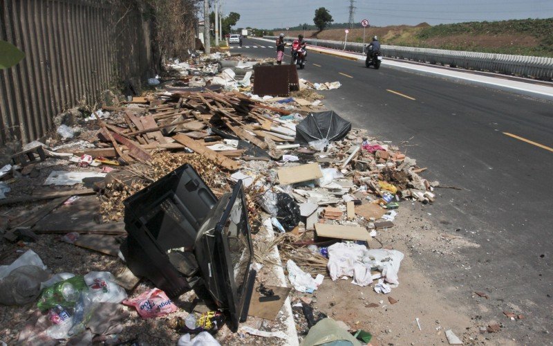 Lixões acumulam entulhos de todo o tipo na Rua Curitiba