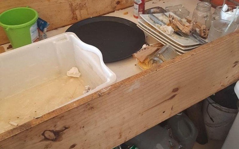 Durante a fiscalização foram encontrados alimentos acondicionados fora da temperatura ideal