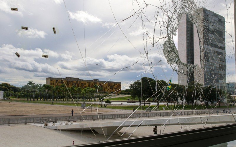 Janelas danificadas no Palácio do Planalto após atos no domingo, 8 de janeiro de 2023