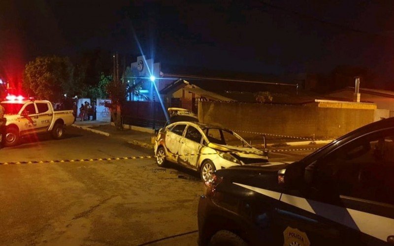 Veículo Ford Fiesta acabou sendo encontrado incinerado minutos após os tiros