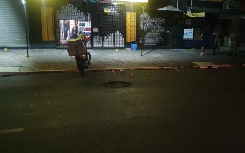 Adolescente morre e duas pessoas ficam feridas após tiroteio em loja de conveniência em Canoas