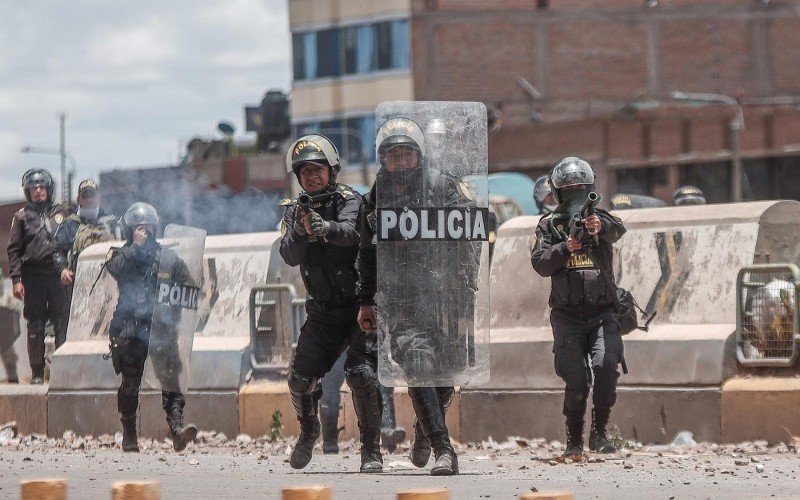 Policiais foram atacados em Juliaca, Puno, na segunda-feira (9)