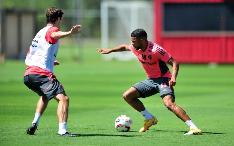 Wanderson encara Mário Fernandes no treinamento