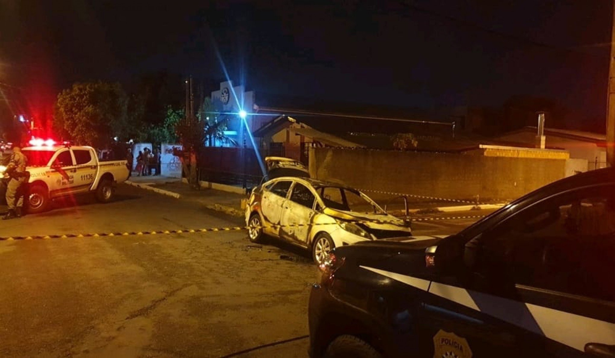 Carro é encontrado totalmente queimado após sequência de 30 tiros em bairro de Canoas