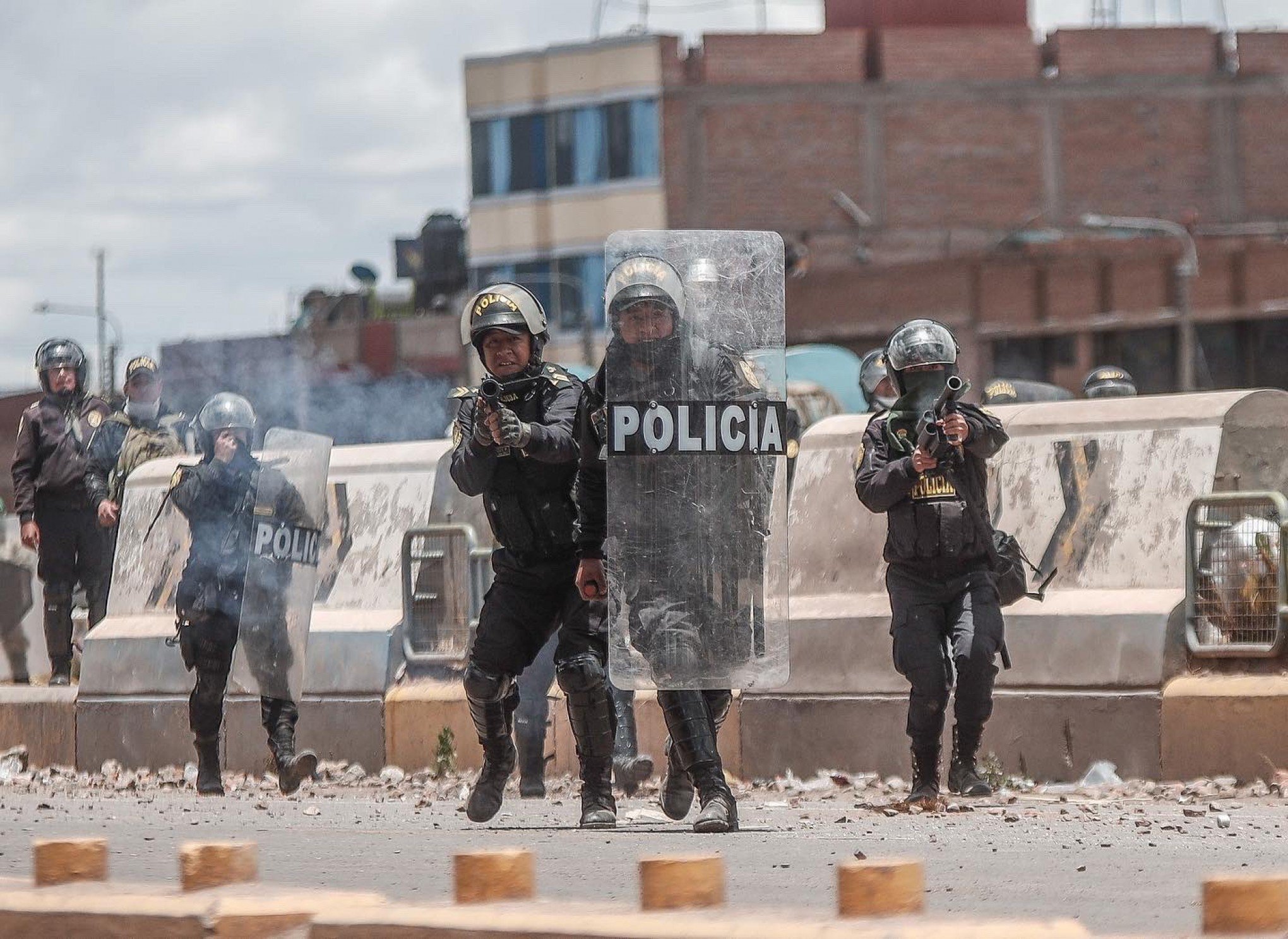 Policial é morto queimado dentro de viatura em protestos no Peru