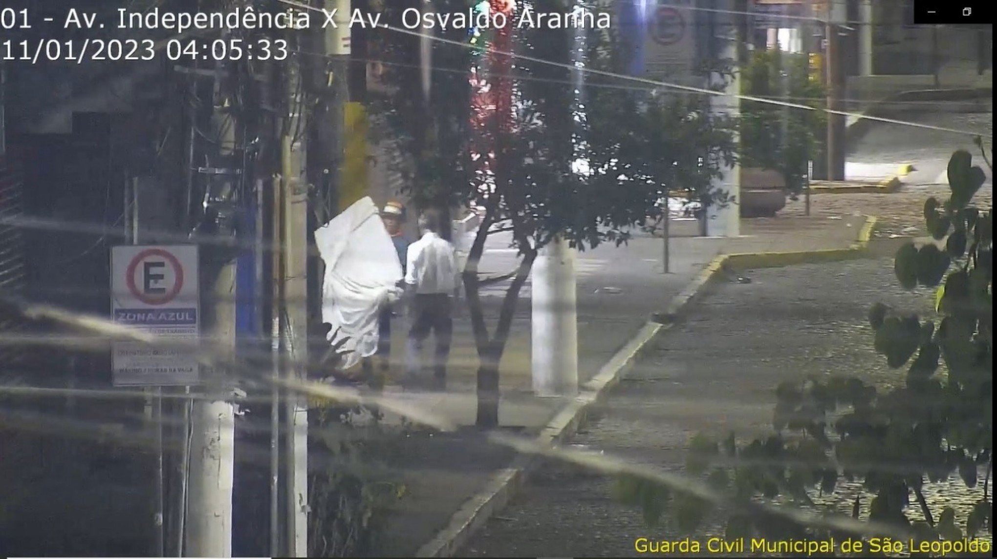 Dupla é presa após ser flagrada furtando televisão no Centro de São Leopoldo