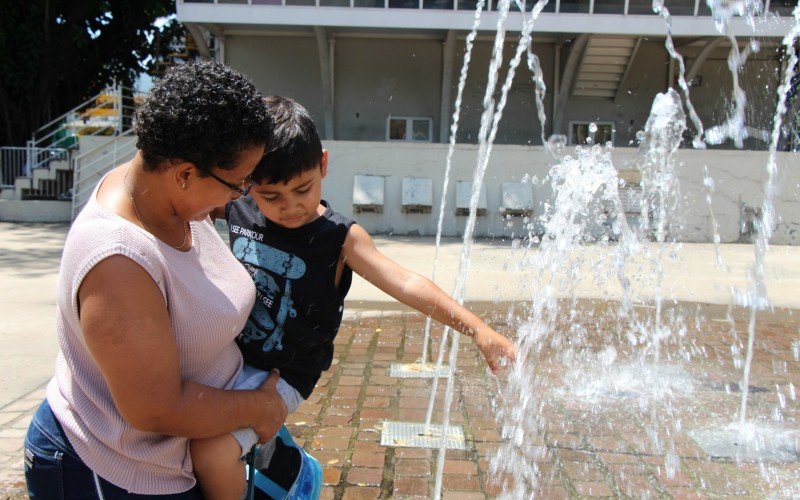 Pequeno Kauã se refresca no chafariz da Praça do Imigrante