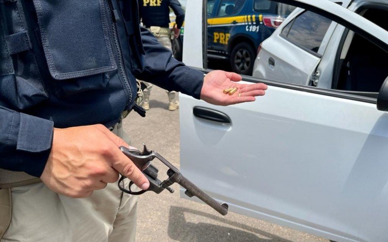 Revólver apreendido pelos agentes estava no interior do Onix