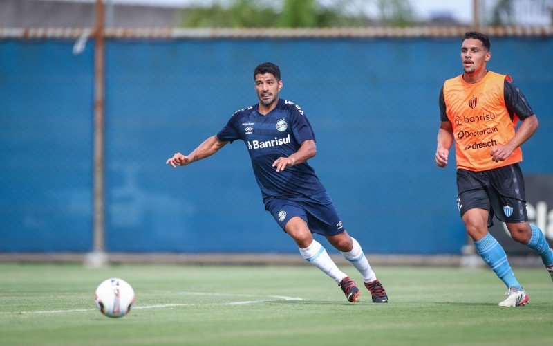 Com Suárez em campo, Grêmio goleia Noia em jogo-treino