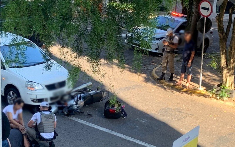 Motociclista fica ferido em acidente com carro no Centro de Novo Hamburgo