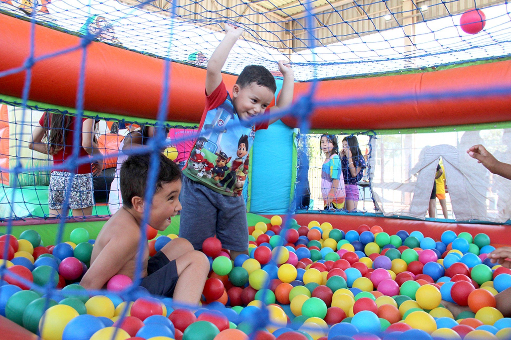 Criançada se diverte nos brinquedos da colônia de férias em Esteio