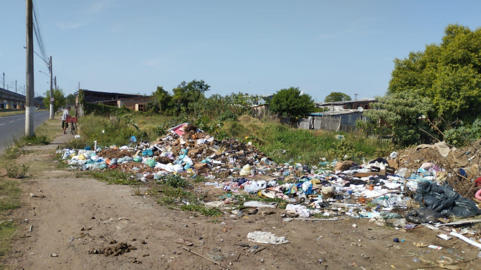 Avenida entre São Leopoldo e Novo Hamburgo acumula 50 toneladas de lixo irregular