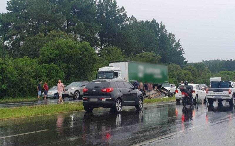 Três pessoas ficam feridas após carro capotar na RS-239