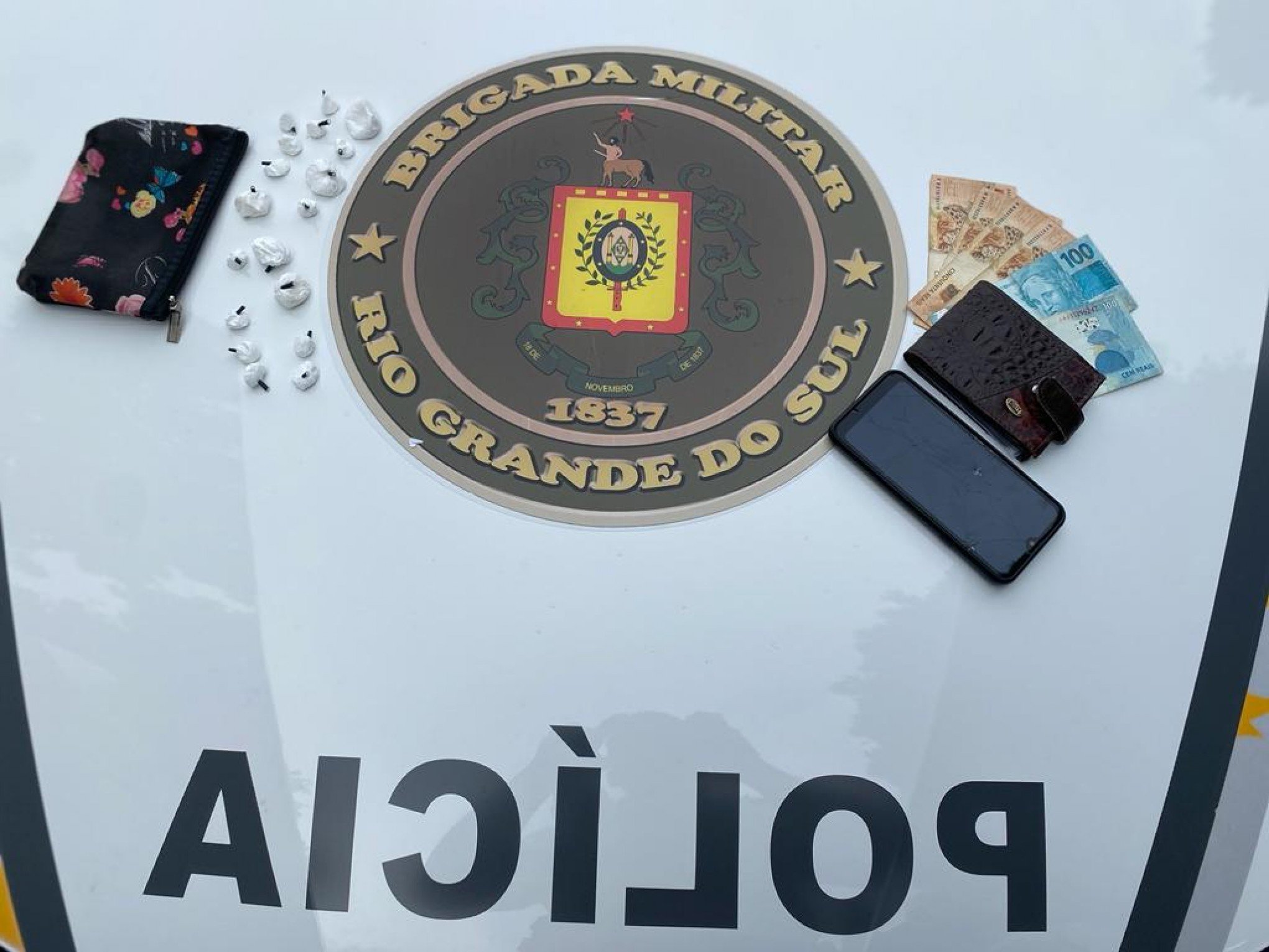 Homem é preso em Canela com 18 porções de cocaína prontas para vender em ponto de ônibus