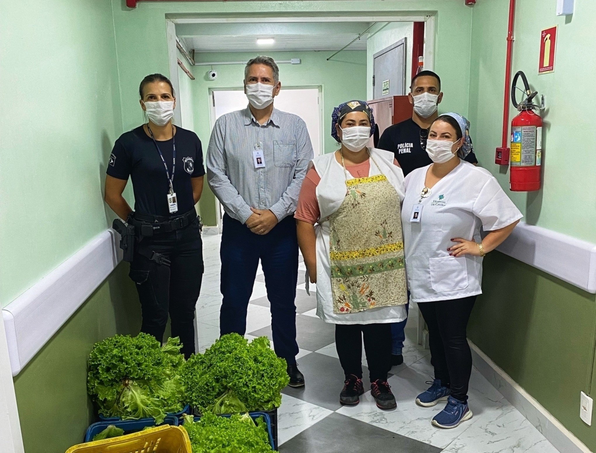 Direto da própria horta, presídio faz doação de verduras para o Hospital de Canela