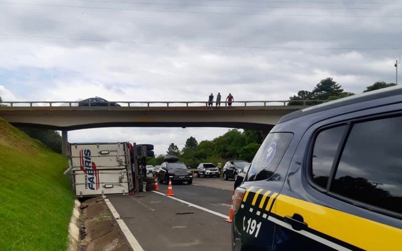 Acidente aconteceu na madrugada deste sábado na free way, em Glorinha