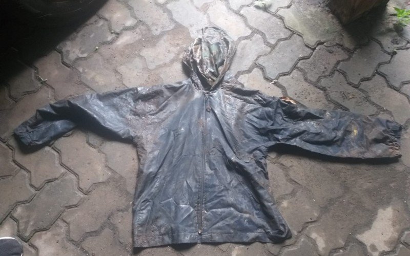 Segundo a investigação, vÃtima vestia um casaco tipo corta vento de cor escura e detalhes de borboletas verdes