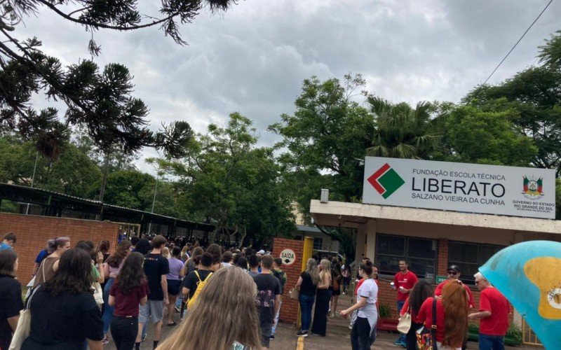 Mais de 1,1 mil vestibulandos fazem a prova da UFRGS na Fundação Liberato