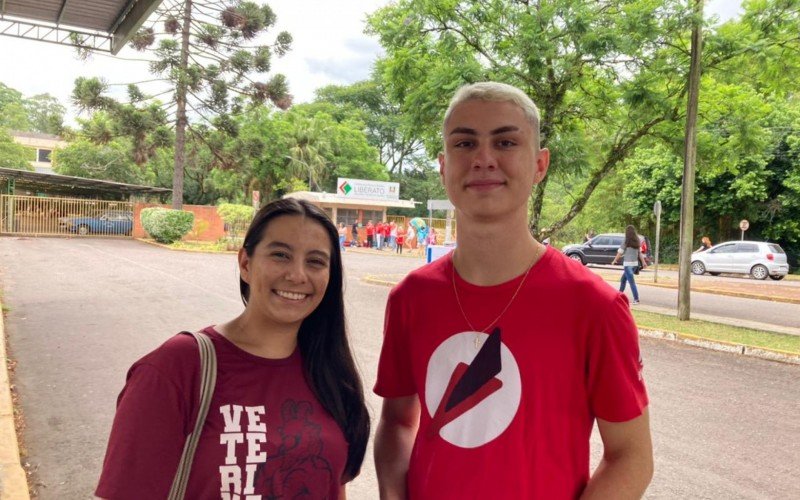 Ana Oliveira acompanhada do amigo Eduardo Justin
