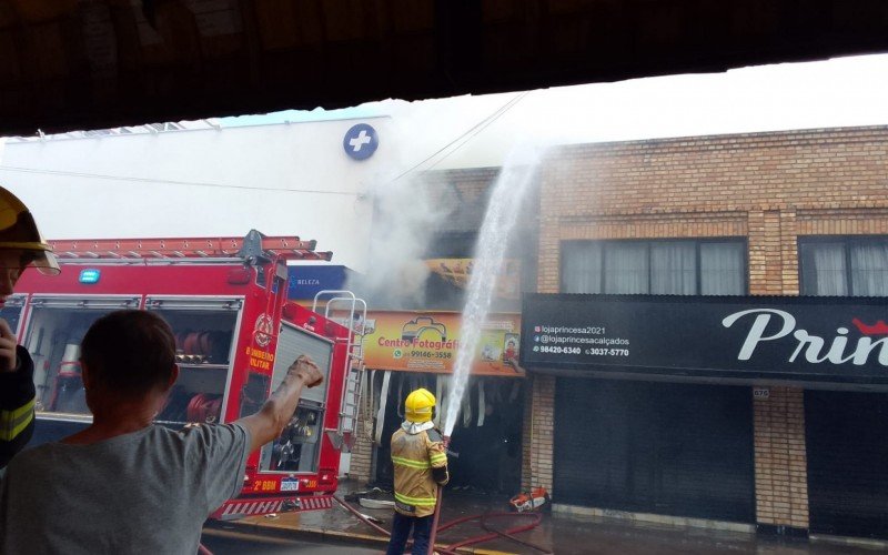 Bombeiros combatem incÃªndio no centro de SÃ£o Leopoldo