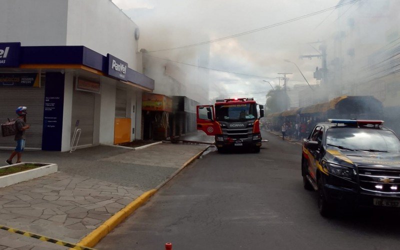 Bombeiros combatem incÃªndio no centro de SÃ£o Leopoldo