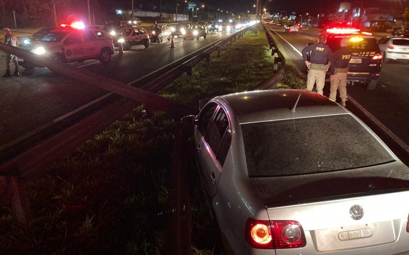 BR-116 é liberada após motorista com carro roubado fugir de perseguição e derrubar poste