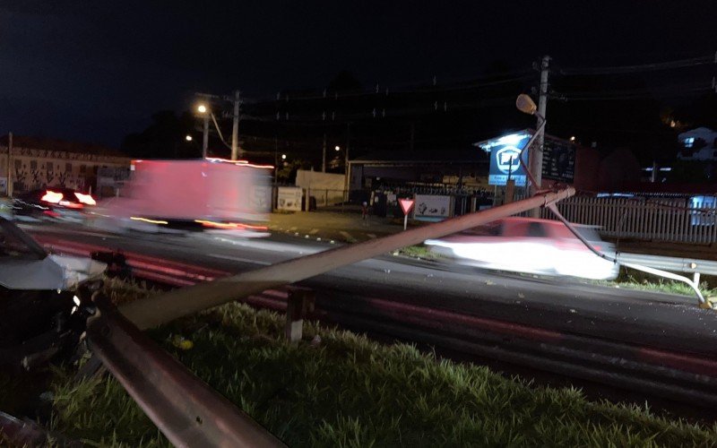 Poste cai sobre a BR-116 apÃ³s acidente e pista Ã© bloqueada em SÃ£o Leopoldo